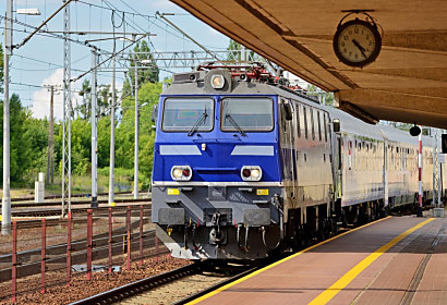 Fototapeta Modrý vlak na koľajniciach 1411